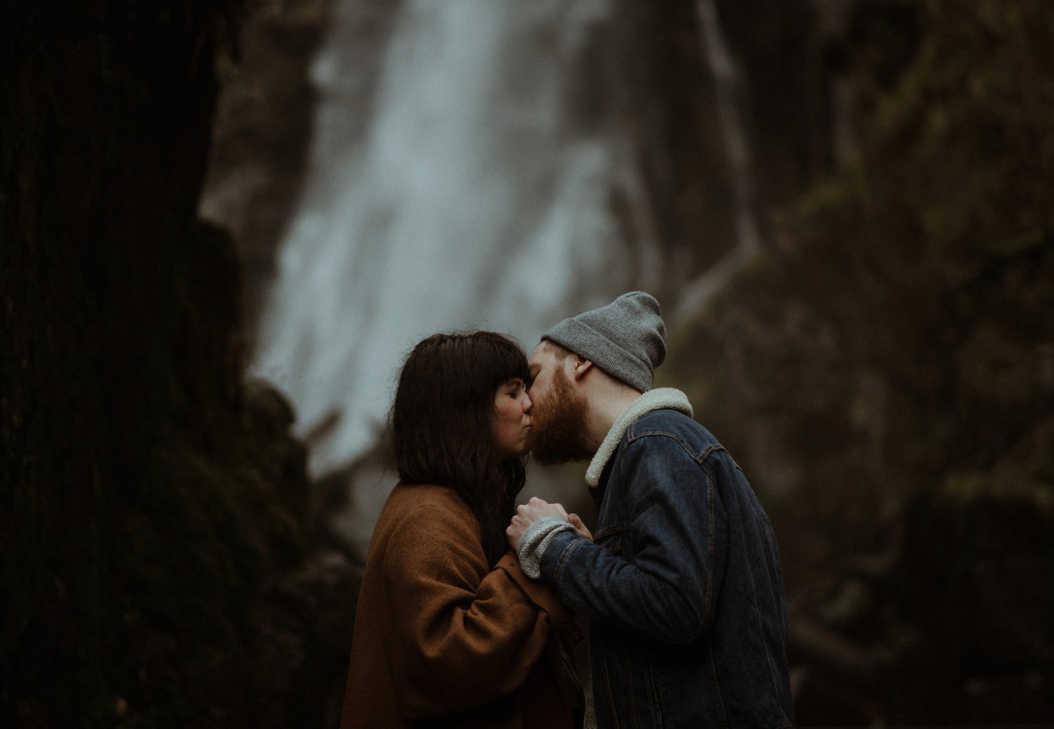 kissing infront of waterfall
