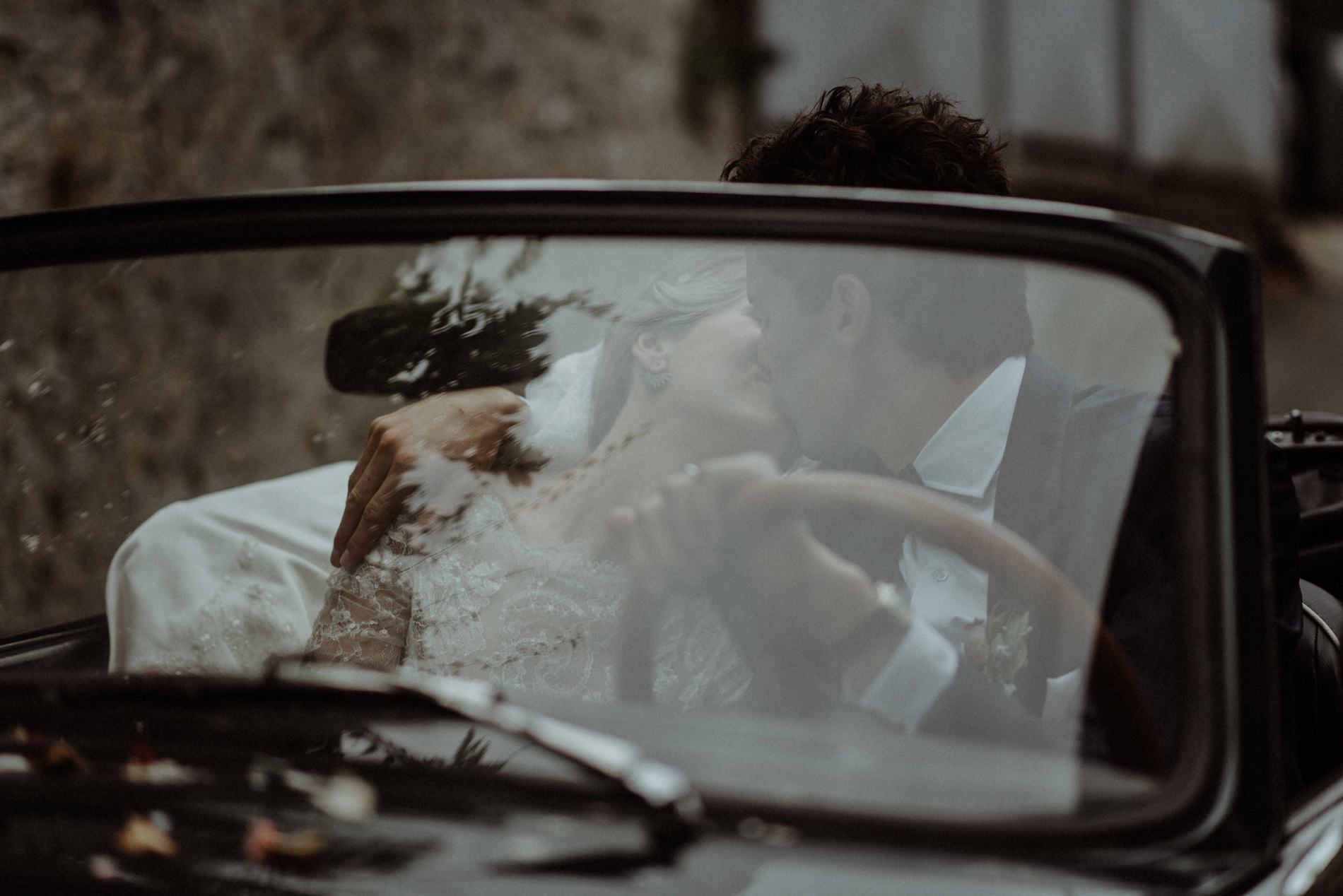 bride groom in wedding car